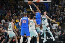 NBA球员在场上展现高超灵活技能