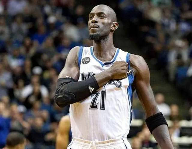 NBA球员在场上展现高超灵活技能  第2张